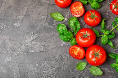 Taze vişneli domates ve dokulu taze yeşil fesleğen. Domates sosu. Vejetaryen. Salata için malzemeler. Organik yiyecekler. Mesaj için yer. Boşluğu kopyala.