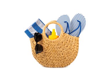 Plaj aksesuarları. Şapkalı plaj çantası, plaj havlusu, güneş gözlüğü, krem ve beyaz arka planda izole edilmiş sandaletler. Tropik tatil konsepti. Yaz haftasonu. Düz yatıyordu. Mesaj için yer var. Boşluğu kopyala