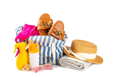 Plaj aksesuarları. Şapkalı plaj çantası, plaj havlusu, güneş gözlüğü, krem ve beyaz arka planda izole edilmiş sandaletler. Tropik tatil konsepti. Yaz haftasonu. Düz yatıyordu. Mesaj için yer var. Boşluğu kopyala