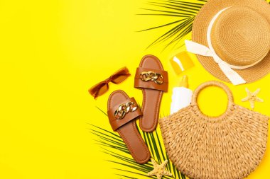 Plaj aksesuarları. Şapkalı plaj çantası, plaj havlusu, güneş gözlüğü, parlak renkli arka planda saç kremi ve sandaletler. Tropik tatil konsepti. Yaz haftasonu. Düz yatıyordu. Mesaj için yer var. Boşluğu kopyala