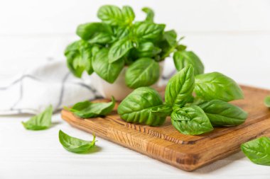 Ahşap kaplamalı yeşil fesleğen yaprakları. Mutfak otları, baharatlar. Taze yeşil organik fesleğen. Vejetaryen. Salata için yeşillik. Mesaj için yer. Boşluğu kopyala.