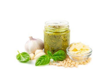 Pesto. Beyaz arka planda izole edilmiş İtalyan fesleğen sosu. Pesto sosu içeriği: taze fesleğen, çam fıstığı, parmesan peyniri ve zeytinyağı. Metin için boşluk. Boşluğu kopyala.