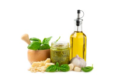 Pesto. Beyaz arka planda izole edilmiş İtalyan fesleğen sosu. Pesto sosu içeriği: taze fesleğen, çam fıstığı, parmesan peyniri ve zeytinyağı. Metin için boşluk. Boşluğu kopyala.
