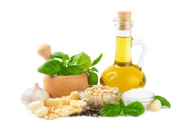 Pesto. Beyaz arka planda izole edilmiş İtalyan fesleğen sosu. Pesto sosu içeriği: taze fesleğen, çam fıstığı, parmesan peyniri ve zeytinyağı. Metin için boşluk. Boşluğu kopyala.