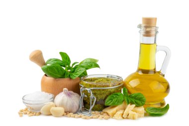Pesto. Beyaz arka planda izole edilmiş İtalyan fesleğen sosu. Pesto sosu içeriği: taze fesleğen, çam fıstığı, parmesan peyniri ve zeytinyağı. Metin için boşluk. Boşluğu kopyala.