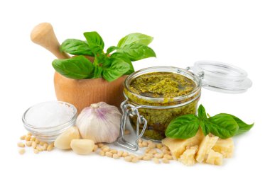 Pesto. Beyaz arka planda izole edilmiş İtalyan fesleğen sosu. Pesto sosu içeriği: taze fesleğen, çam fıstığı, parmesan peyniri ve zeytinyağı. Metin için boşluk. Boşluğu kopyala.