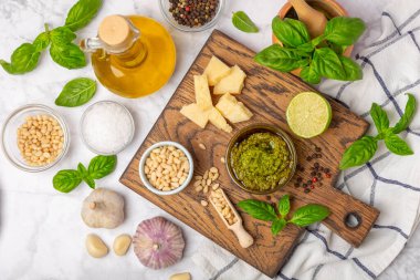 Pesto. Ahşap kaplamalı İtalyan fesleğen sosu. Pesto sosu içeriği: taze fesleğen, çam fıstığı, parmesan peyniri ve zeytinyağı. Metin için boşluk. Boşluğu kopyala.