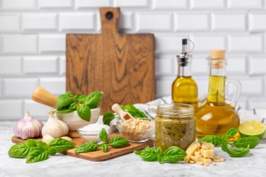 Pesto. Ahşap kaplamalı İtalyan fesleğen sosu. Pesto sosu içeriği: taze fesleğen, çam fıstığı, parmesan peyniri ve zeytinyağı. Metin için boşluk. Boşluğu kopyala.