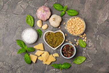 Pesto. Ahşap kaplamalı İtalyan fesleğen sosu. Pesto sosu içeriği: taze fesleğen, çam fıstığı, parmesan peyniri ve zeytinyağı. Metin için boşluk. Boşluğu kopyala.