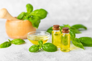 Ahşap kaplamalı fesleğen yağı. Fesleğen yağı ve taze yapraklar. Aromaterapi. Aroma yağı. Şifalı bitkiler. Alternatif tıp. Mesaj için yer. Boşluğu kopyala.