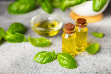 Ahşap kaplamalı fesleğen yağı. Fesleğen yağı ve taze yapraklar. Aromaterapi. Aroma yağı. Şifalı bitkiler. Alternatif tıp. Mesaj için yer. Boşluğu kopyala.