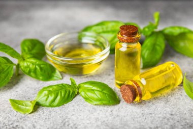 Ahşap kaplamalı fesleğen yağı. Fesleğen yağı ve taze yapraklar. Aromaterapi. Aroma yağı. Şifalı bitkiler. Alternatif tıp. Mesaj için yer. Boşluğu kopyala.