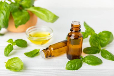 Ahşap kaplamalı fesleğen yağı. Fesleğen yağı ve taze yapraklar. Aromaterapi. Aroma yağı. Şifalı bitkiler. Alternatif tıp. Mesaj için yer. Boşluğu kopyala.