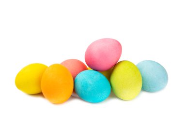 Paskalya yumurtaları beyaz arka planda izole edilmiş. El yapımı renkli Paskalya yumurtaları. Paskalya kutlaması kavramı.