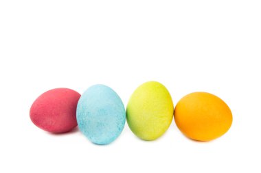 Paskalya yumurtaları beyaz arka planda izole edilmiş. El yapımı renkli Paskalya yumurtaları. Paskalya kutlaması kavramı.