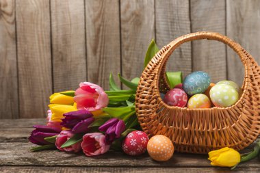 Parlak bir arka planda Paskalya yumurtaları. Paskalya kutlaması. El yapımı renkli Paskalya yumurtaları. Mesaj için yer. Boşluğu kopyala.