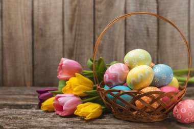 Parlak bir arka planda Paskalya yumurtaları. Paskalya kutlaması. El yapımı renkli Paskalya yumurtaları. Mesaj için yer. Boşluğu kopyala.