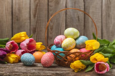 Parlak bir arka planda Paskalya yumurtaları. Paskalya kutlaması. El yapımı renkli Paskalya yumurtaları. Mesaj için yer. Boşluğu kopyala.