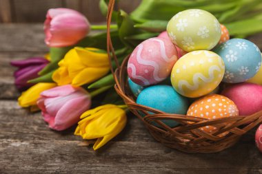 Parlak bir arka planda Paskalya yumurtaları. Paskalya kutlaması. El yapımı renkli Paskalya yumurtaları. Mesaj için yer. Boşluğu kopyala.