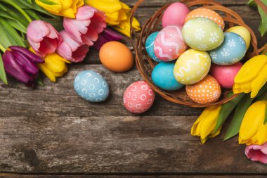 Parlak bir arka planda Paskalya yumurtaları. Paskalya kutlaması. El yapımı renkli Paskalya yumurtaları. Mesaj için yer. Boşluğu kopyala.