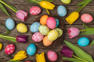 Parlak bir arka planda Paskalya yumurtaları. Paskalya kutlaması. El yapımı renkli Paskalya yumurtaları. Mesaj için yer. Boşluğu kopyala.