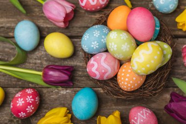 Parlak bir arka planda Paskalya yumurtaları. Paskalya kutlaması. El yapımı renkli Paskalya yumurtaları. Mesaj için yer. Boşluğu kopyala.