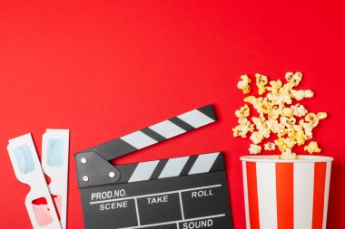 Kova içinde lezzetli patlamış mısır ve sinema biletli soğuk kola içecekler, renkli arka planda üç boyutlu gözlük. Sinema konsepti. Film izliyorum. Mesaj için yer var. Boşluğu kopyala