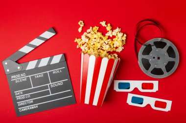 Kova içinde lezzetli patlamış mısır ve sinema biletli soğuk kola içecekler, renkli arka planda üç boyutlu gözlük. Sinema konsepti. Film izliyorum. Mesaj için yer var. Boşluğu kopyala