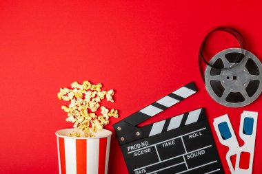 Kova içinde lezzetli patlamış mısır ve sinema biletli soğuk kola içecekler, renkli arka planda üç boyutlu gözlük. Sinema konsepti. Film izliyorum. Mesaj için yer var. Boşluğu kopyala