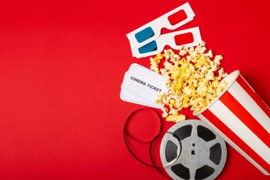 Kova içinde lezzetli patlamış mısır ve sinema biletli soğuk kola içecekler, renkli arka planda üç boyutlu gözlük. Sinema konsepti. Film izliyorum. Mesaj için yer var. Boşluğu kopyala