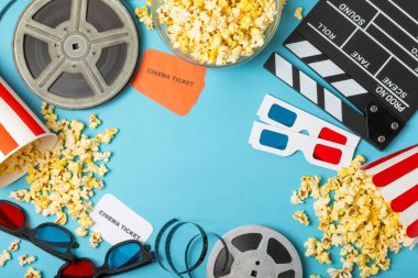 Kova içinde lezzetli patlamış mısır ve sinema biletli soğuk kola içecekler, renkli arka planda üç boyutlu gözlük. Sinema konsepti. Film izliyorum. Mesaj için yer var. Boşluğu kopyala
