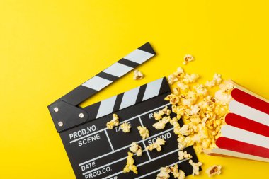 Kova içinde lezzetli patlamış mısır ve sinema biletli soğuk kola içecekler, renkli arka planda üç boyutlu gözlük. Sinema konsepti. Film izliyorum. Mesaj için yer var. Boşluğu kopyala