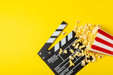 Kova içinde lezzetli patlamış mısır ve sinema biletli soğuk kola içecekler, renkli arka planda üç boyutlu gözlük. Sinema konsepti. Film izliyorum. Mesaj için yer var. Boşluğu kopyala