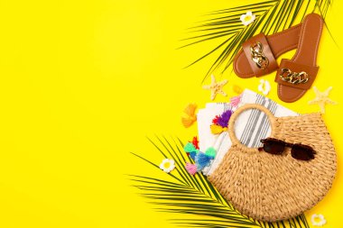 Plaj aksesuarları. Şapkalı plaj çantası, plaj havlusu, güneş gözlüğü, parlak renkli arka planda saç kremi ve sandaletler. Tropik tatil konsepti. Yaz haftasonu. Düz yatıyordu. Mesaj için yer var. Boşluğu kopyala