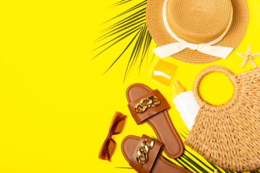 Plaj aksesuarları. Şapkalı plaj çantası, plaj havlusu, güneş gözlüğü, parlak renkli arka planda saç kremi ve sandaletler. Tropik tatil konsepti. Yaz haftasonu. Düz yatıyordu. Mesaj için yer var. Boşluğu kopyala