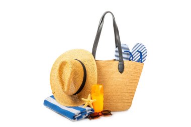 Plaj aksesuarları. Şapkalı plaj çantası, plaj havlusu, güneş gözlüğü, krem ve beyaz arka planda izole edilmiş sandaletler. Tropik tatil konsepti. Yaz haftasonu. Düz yatıyordu. Mesaj için yer var. Boşluğu kopyala