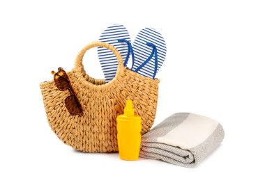 Plaj aksesuarları. Şapkalı plaj çantası, plaj havlusu, güneş gözlüğü, krem ve beyaz arka planda izole edilmiş sandaletler. Tropik tatil konsepti. Yaz haftasonu. Düz yatıyordu. Mesaj için yer var. Boşluğu kopyala