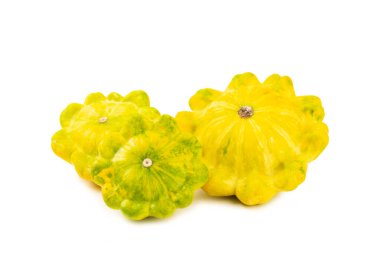 Beyaz arka planda Pattypan kabağı izole edilmiş. Kabak. Arka planda taze organik pattypan kabakları. Vejetaryen. Çiftçi Pazarı. Patisson..