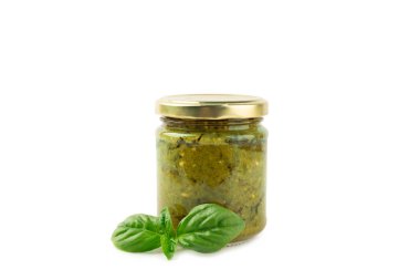 Pesto. Beyaz arka planda izole edilmiş İtalyan fesleğen sosu. Pesto sosu içeriği: taze fesleğen, çam fıstığı, parmesan peyniri ve zeytinyağı. Metin için boşluk. Boşluğu kopyala.