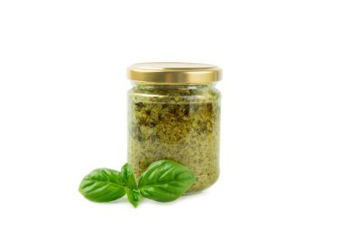Pesto. Beyaz arka planda izole edilmiş İtalyan fesleğen sosu. Pesto sosu içeriği: taze fesleğen, çam fıstığı, parmesan peyniri ve zeytinyağı. Metin için boşluk. Boşluğu kopyala.