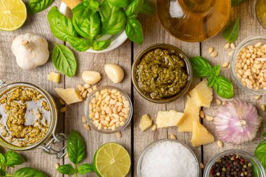 Pesto. Ahşap kaplamalı İtalyan fesleğen sosu. Pesto sosu içeriği: taze fesleğen, çam fıstığı, parmesan peyniri ve zeytinyağı. Metin için boşluk. Boşluğu kopyala.