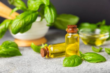 Ahşap kaplamalı fesleğen yağı. Fesleğen yağı ve taze yapraklar. Aromaterapi. Aroma yağı. Şifalı bitkiler. Alternatif tıp. Mesaj için yer. Boşluğu kopyala.