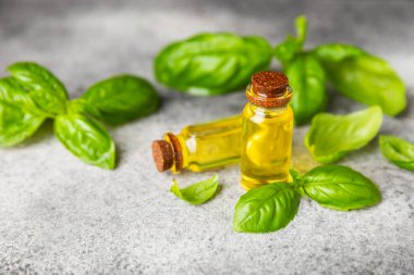 Ahşap kaplamalı fesleğen yağı. Fesleğen yağı ve taze yapraklar. Aromaterapi. Aroma yağı. Şifalı bitkiler. Alternatif tıp. Mesaj için yer. Boşluğu kopyala.