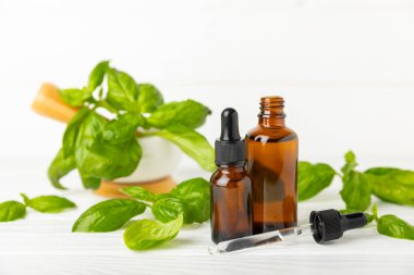 Ahşap kaplamalı fesleğen yağı. Fesleğen yağı ve taze yapraklar. Aromaterapi. Aroma yağı. Şifalı bitkiler. Alternatif tıp. Mesaj için yer. Boşluğu kopyala.