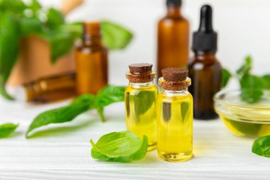 Ahşap kaplamalı fesleğen yağı. Fesleğen yağı ve taze yapraklar. Aromaterapi. Aroma yağı. Şifalı bitkiler. Alternatif tıp. Mesaj için yer. Boşluğu kopyala.