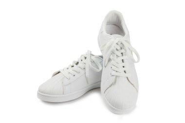 Beyaz spor ayakkabılar, beyaz arka planda izole edilmiş spor ayakkabılar. Tek cinsiyetli spor ayakkabıları. Üst Manzara. Mesaj için yer var. Uzayı kopyala. Güzel spor ayakkabılar. Moda ayakkabılar