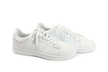 Beyaz spor ayakkabılar, beyaz arka planda izole edilmiş spor ayakkabılar. Tek cinsiyetli spor ayakkabıları. Üst Manzara. Mesaj için yer var. Uzayı kopyala. Güzel spor ayakkabılar. Moda ayakkabılar