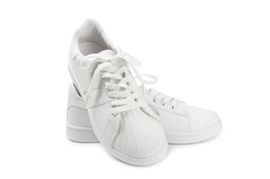 Beyaz spor ayakkabılar, beyaz arka planda izole edilmiş spor ayakkabılar. Tek cinsiyetli spor ayakkabıları. Üst Manzara. Mesaj için yer var. Uzayı kopyala. Güzel spor ayakkabılar. Moda ayakkabılar