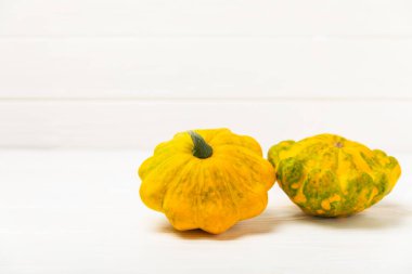 Dokulu mutfak masasında patypan kabağı. Kabak. Arka planda taze organik pattypan kabakları. Vejetaryen. Çiftçi Pazarı. Patisson. Mesaj için yer var. Boşluğu kopyala.