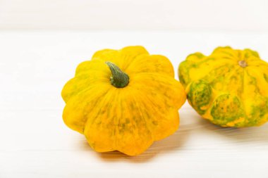 Dokulu mutfak masasında patypan kabağı. Kabak. Arka planda taze organik pattypan kabakları. Vejetaryen. Çiftçi Pazarı. Patisson. Mesaj için yer var. Boşluğu kopyala.